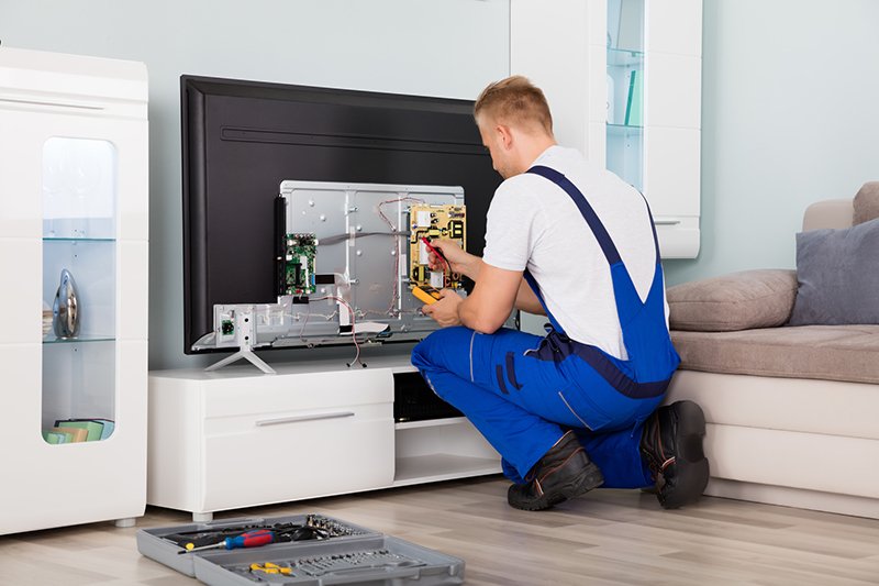 Tehnician Marcus Electronics reparând un televizor LED la domiciliu