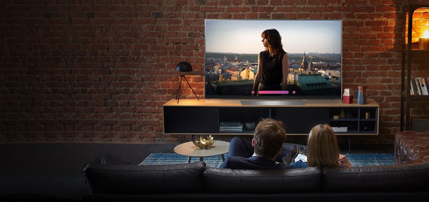 Televizor LED reparat, montat în living pe perete de cărămidă
